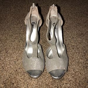 Sparkly silver pumps!